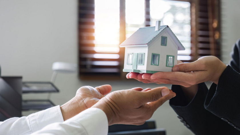 real estate agent working phone paperwork multitasking Pattaya